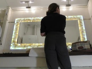 Fusta scurtă FĂRĂ Lenjerie de corp, păsărică rasă strânsă în baie pentru a face un videoclip de încercare pentru videoclipul ei de compilație Tik Tok