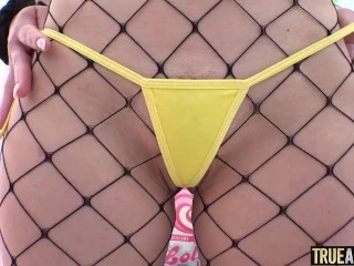 TRUE ANAL Bruneta cu picioare lungi Katrina Colt s-a luat la fund apoi înghite o gură de spermă