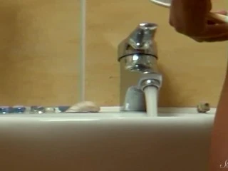 Peeping Tom se uită la tânărul model slăbănog Anoushka spălându-se pe dinți!