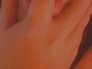 Fata tatuată arată sânii mari pe Snapchat