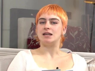 Ersties - Naughty Emi răspunde la întrebări intime și se masturbează