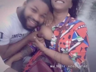2 celebrități nigeriene s-au distrat în barca publică