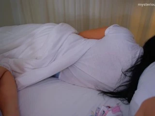 Creampie picurătoare: fiica vitregă obraznică a făcut o rapidă cu tatăl ei vitreg în mijlocul nopții