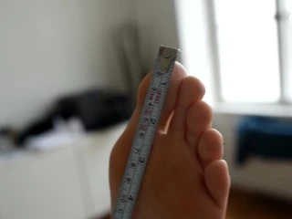 Picioarele cui sunt mai bune? Feet compare - Teaser